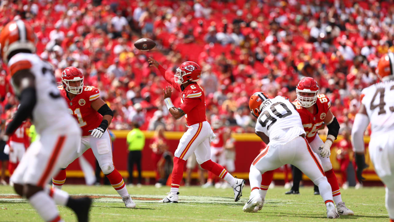 Kansas City Chiefs quarterback Chris Oladokun enters video-game mode for  28-yard completion to wide receiver Ty Fryfogle