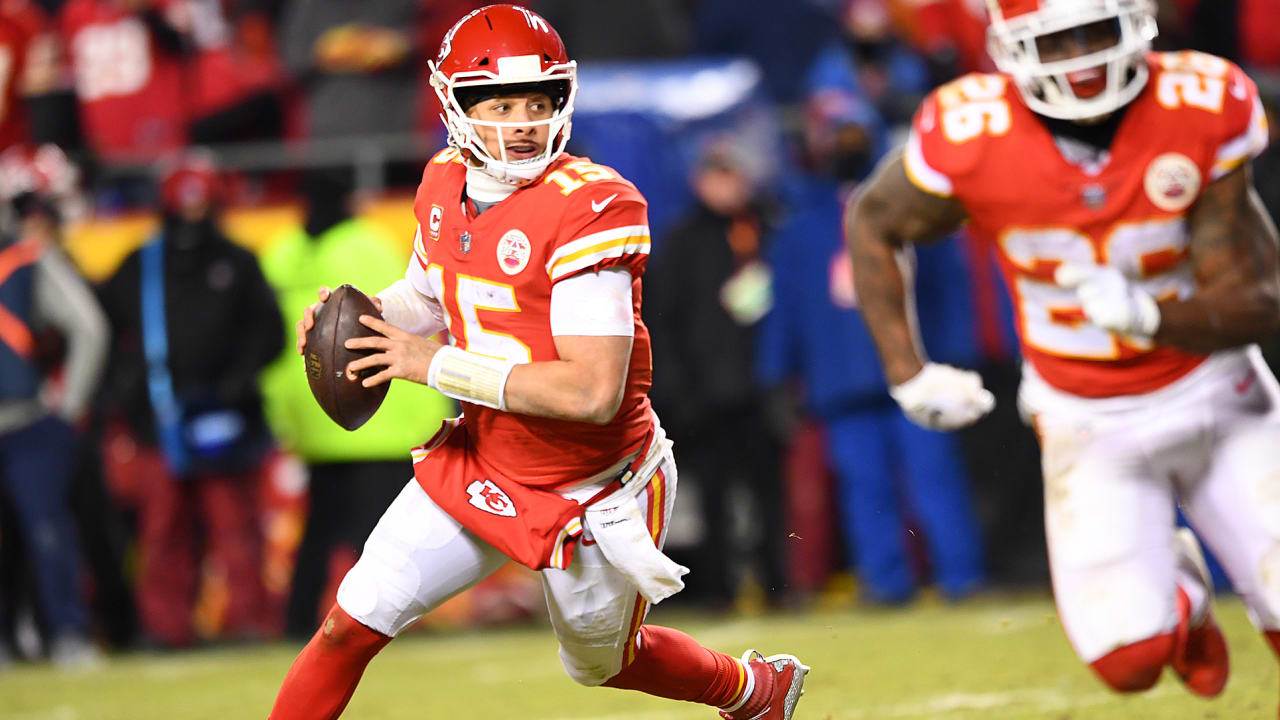 Patrick Mahomes Hits Spencer Ware for 21-Yard Gain