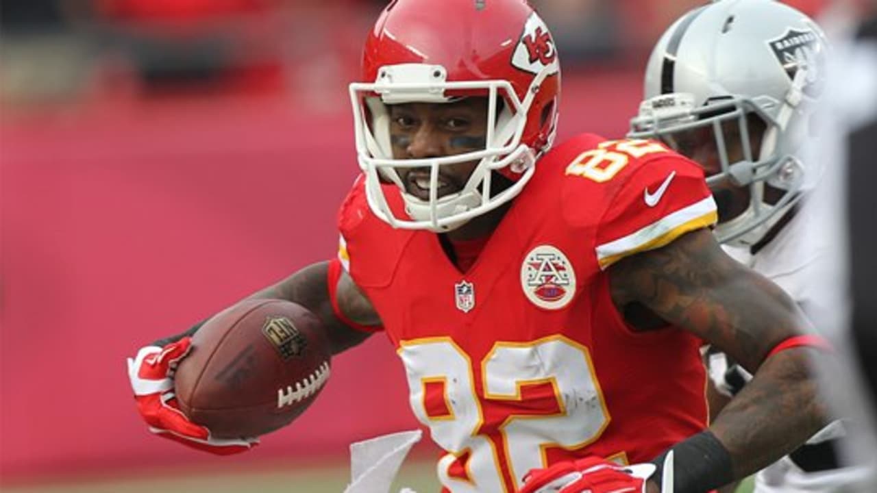 Kansas City Chiefs wide receiver Dwayne Bowe (R) catches a pass