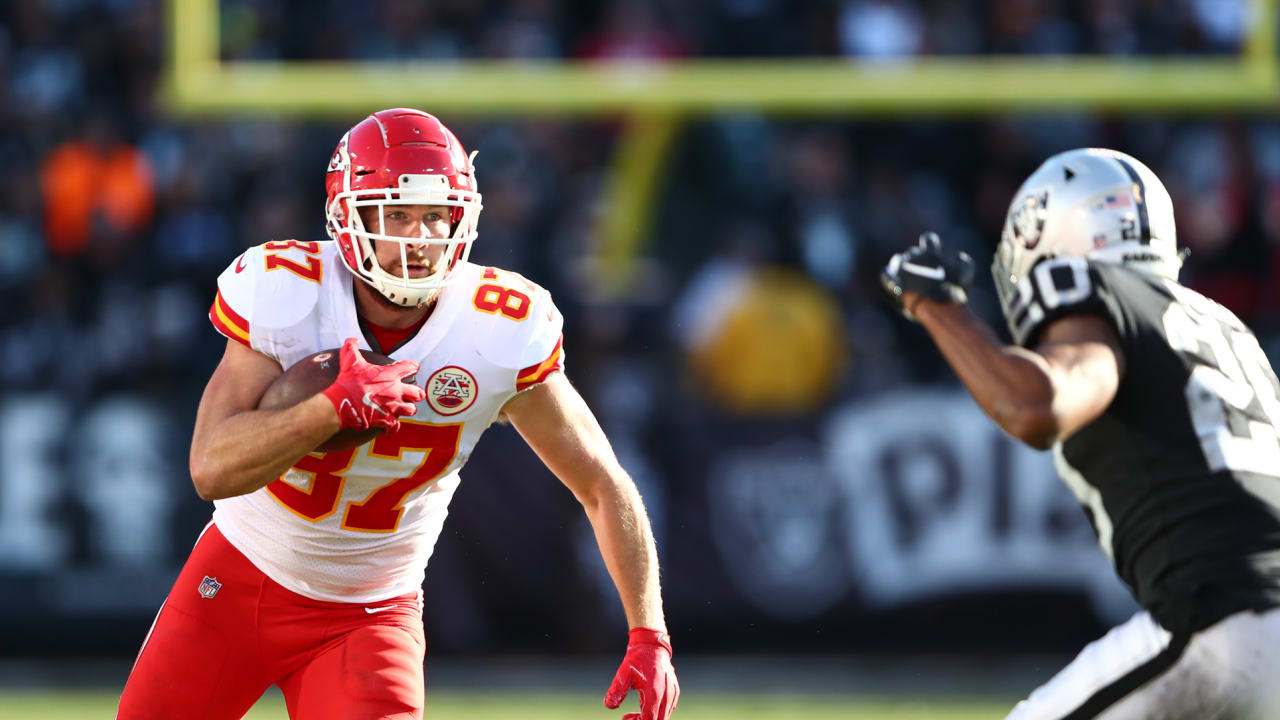 Travis Kelce hauls in four touchdowns in Chiefs' win over Raiders