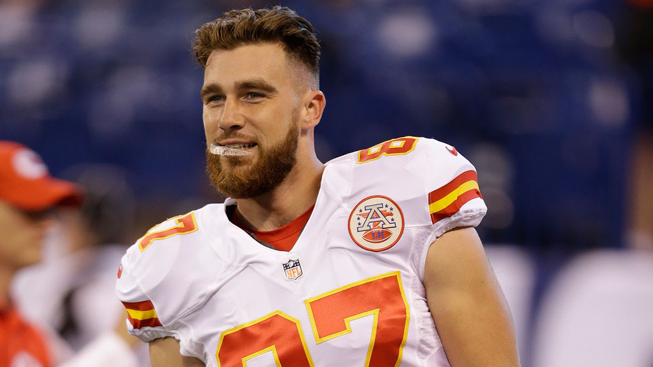 NFL - The Kansas City Chiefs TE Travis Kelce swaps jerseys with