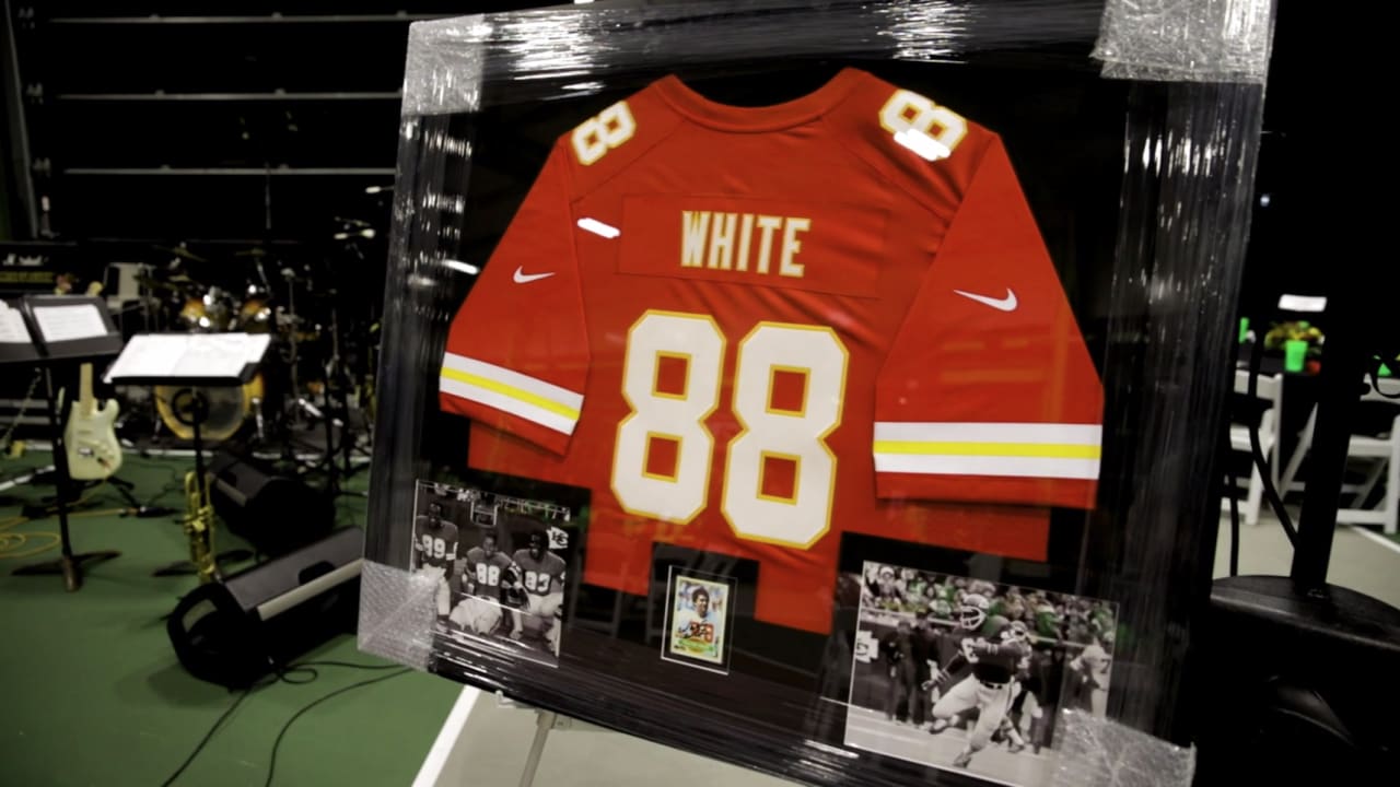 Chiefs Ambassadors, Alumni and Fans Gather to Remember Former Tight End