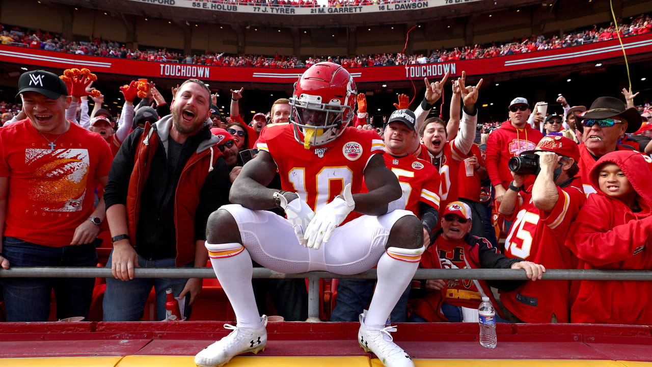 Tyreek Hill's SPECTACULAR Diving Effort Ends in 40-yard Touchdown