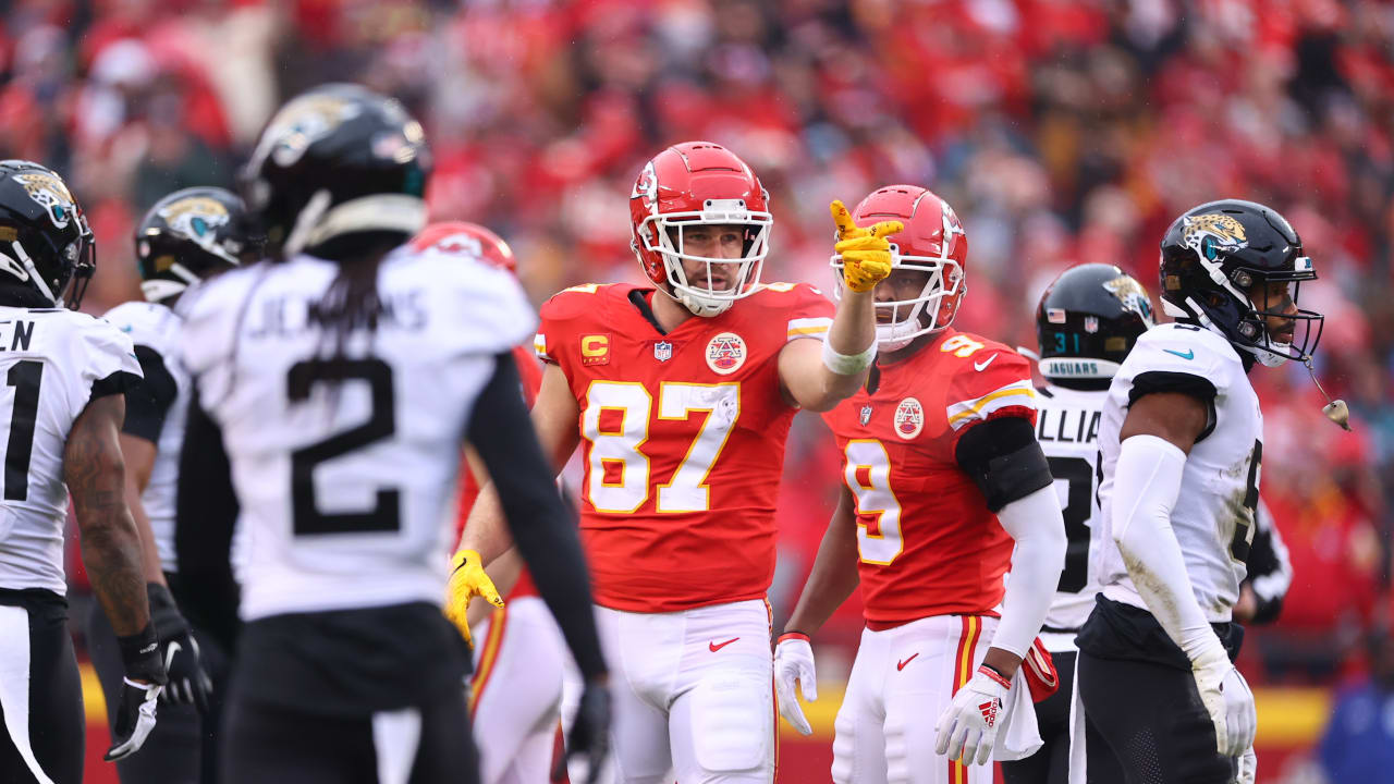 Patrick Mahomes attempts jump pass in Chiefs' preseason win