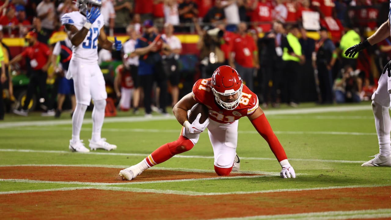 Blake Bell Leaps into the Stands after Hauling in Patrick Mahomes