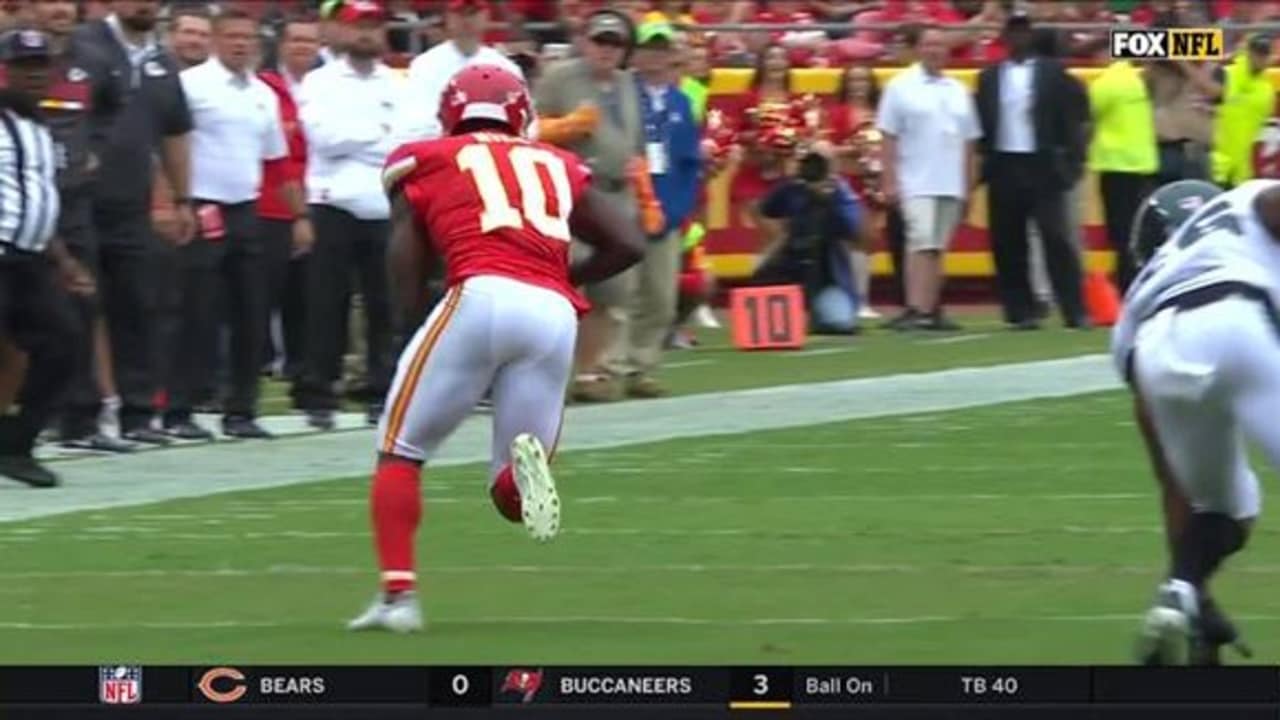 Tyreek Hill Makes Quick Turn for Yards After Catch