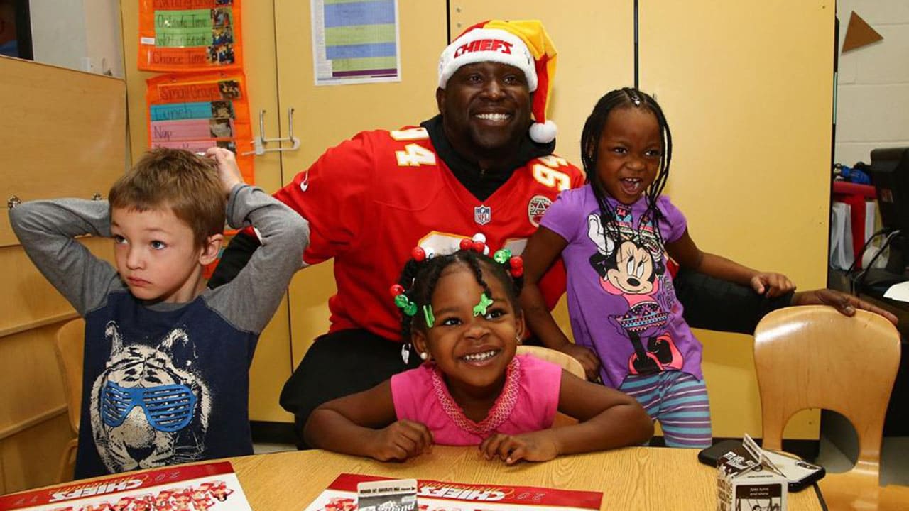 Chiefs Defensive Line and Cheerleaders Spread Holiday Spirit at ...