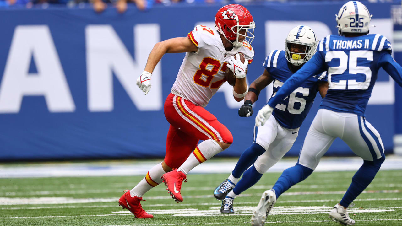 Travis Kelce Bounces Off Two Colts on 20-yard Catch and Run