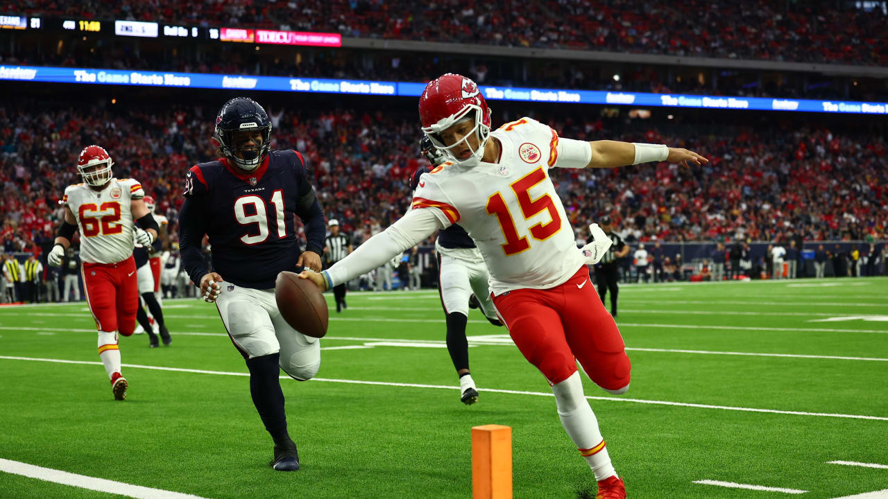 WATCH: Chiefs QB Patrick Mahomes hits Noah Gray for long TD vs. Jets