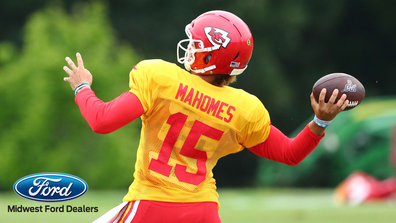 Chiefs QB Patrick Mahomes gives standouts at training camp