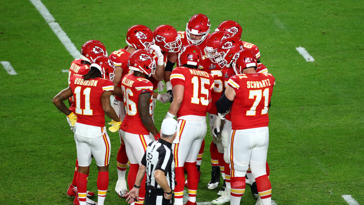 WATCH: Chiefs run disrespectful, insane trick play featuring crazy huddle  break - On3