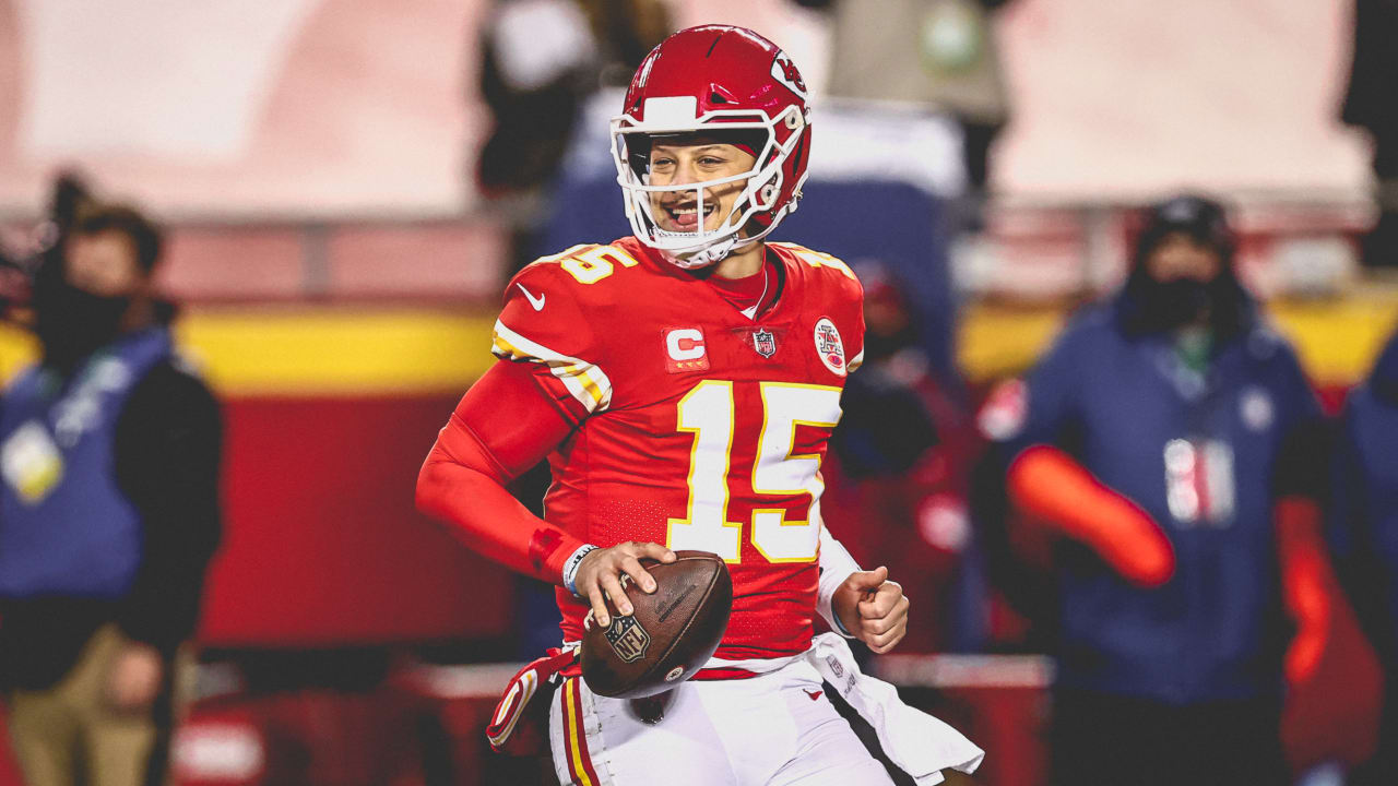 Mahomes eclipses 300 yards for sixth straight game as Chiefs win 26-10