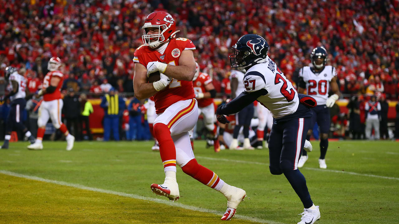 Blake Bell Leaps into the Stands after Hauling in Patrick Mahomes