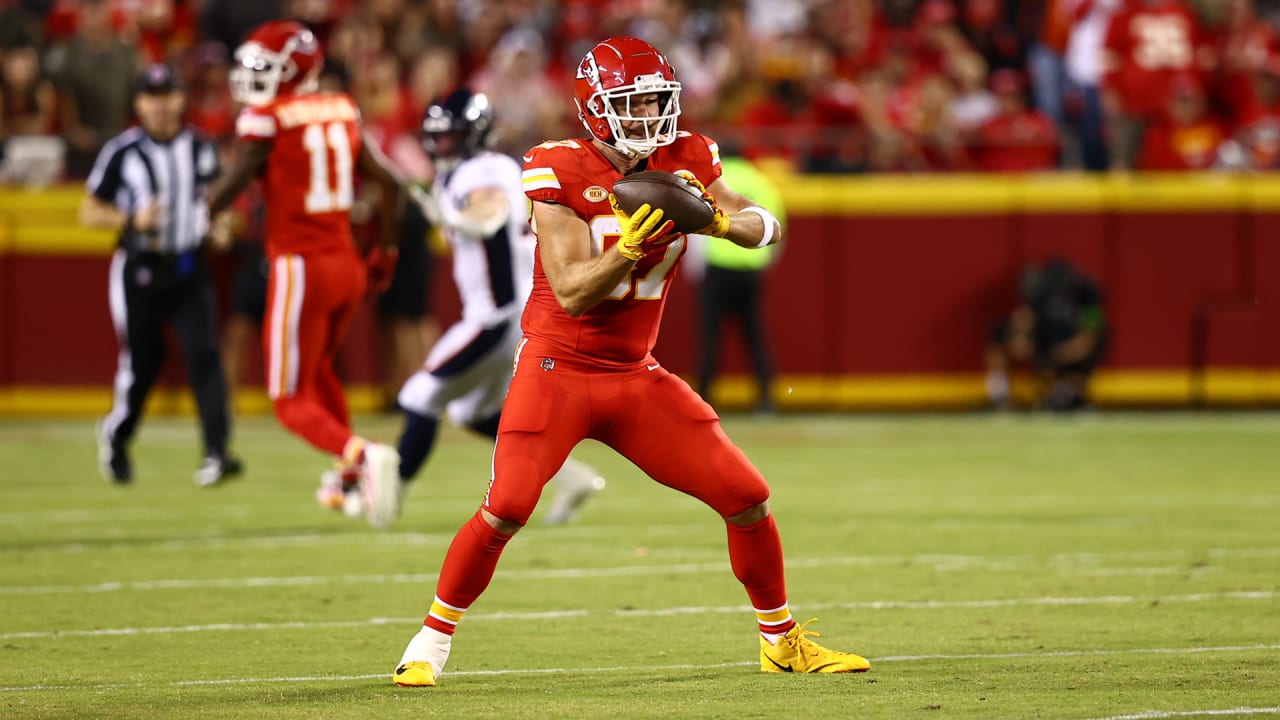 Travis Kelce with the Catch-and-Pitch to Noah Gray for the First Down