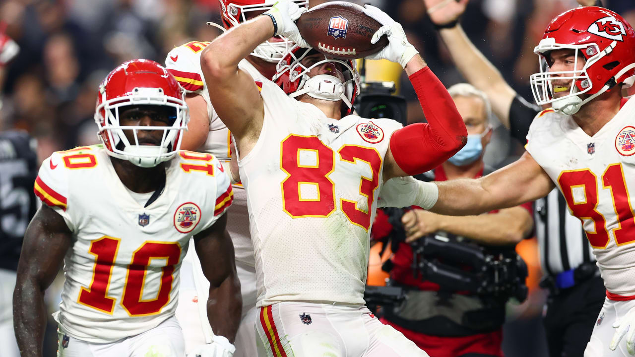 Kansas City Chiefs tight end Noah Gray (83) catches a pass during