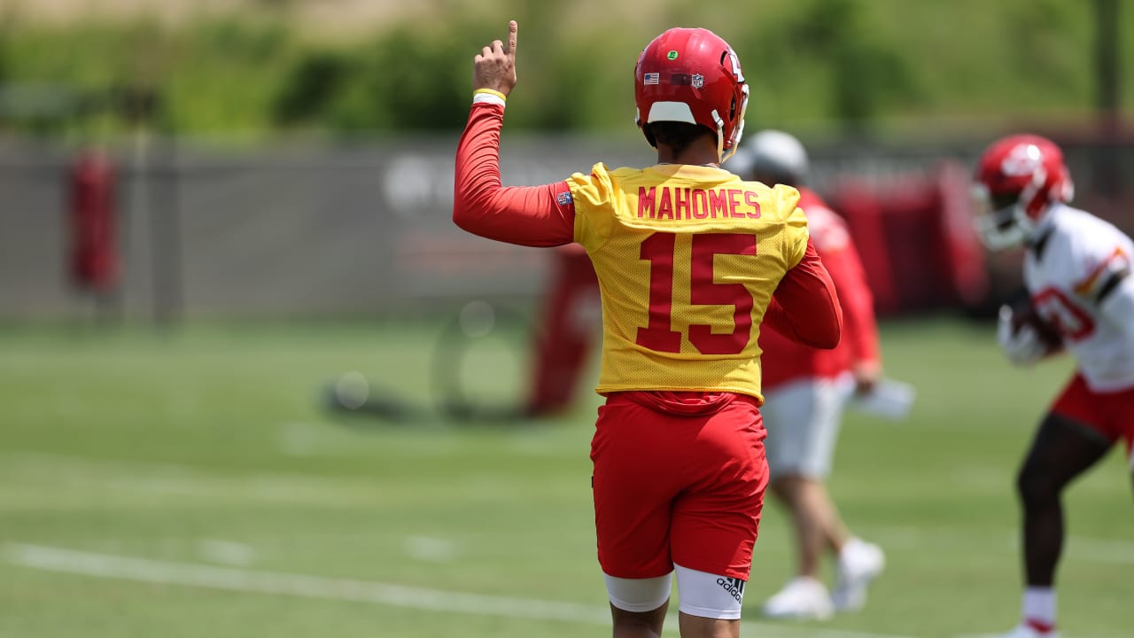 Chiefs' Patrick Mahomes Swaps Autographed Items With Reds Rookie