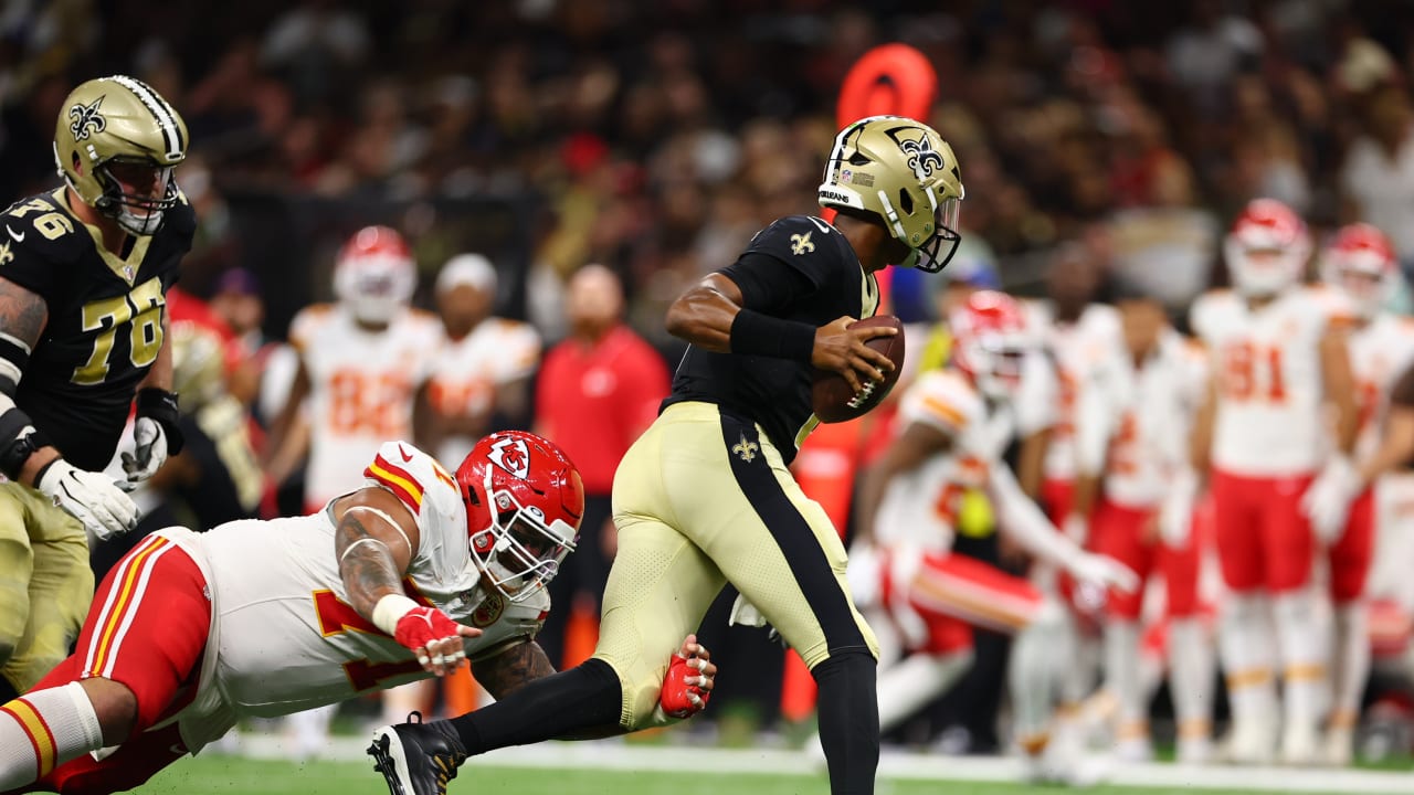 SACK: Danny Shelton Wrestles Down Jameis Winston for an 11-Yard Loss