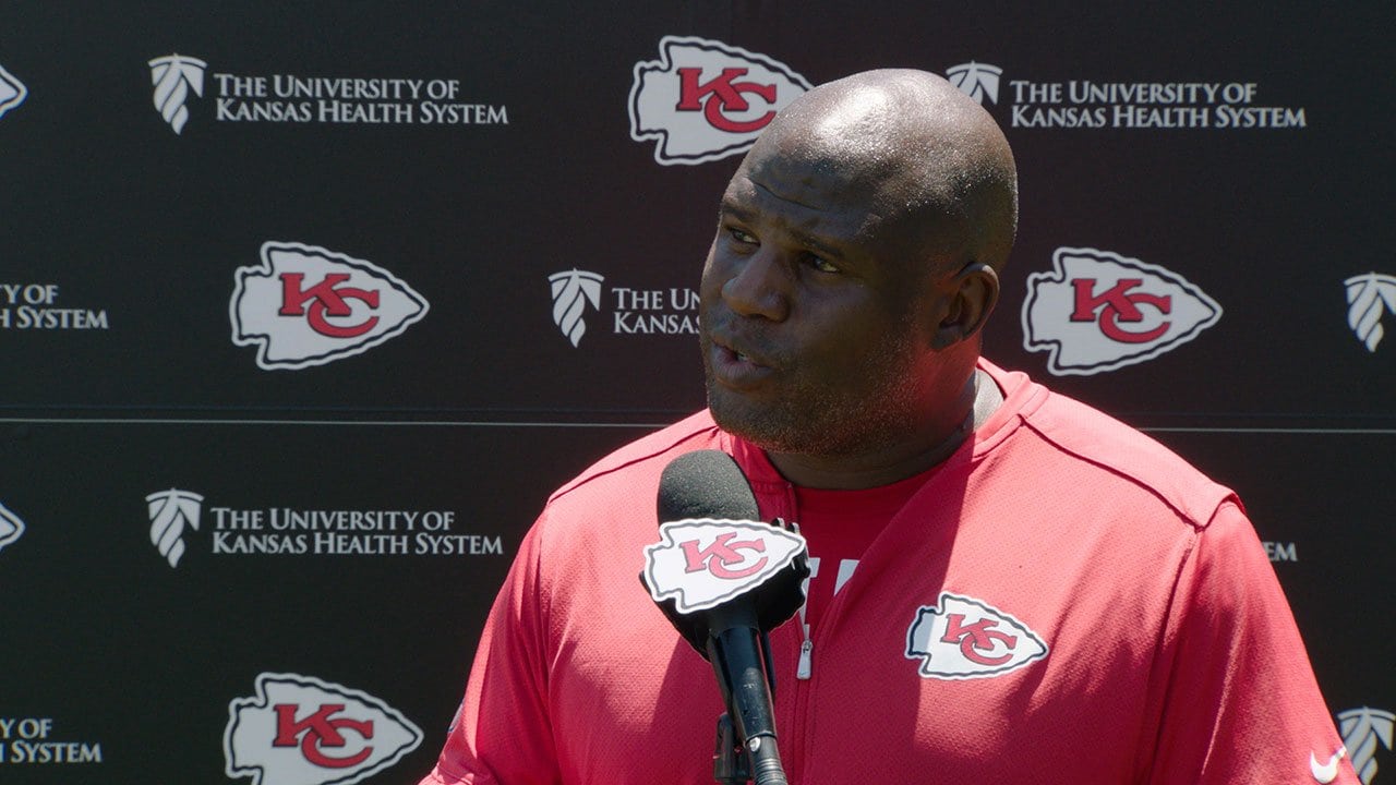 Actor Eric Stonestreet praises Chiefs fans while announcing KC's  fourth-round draft pick