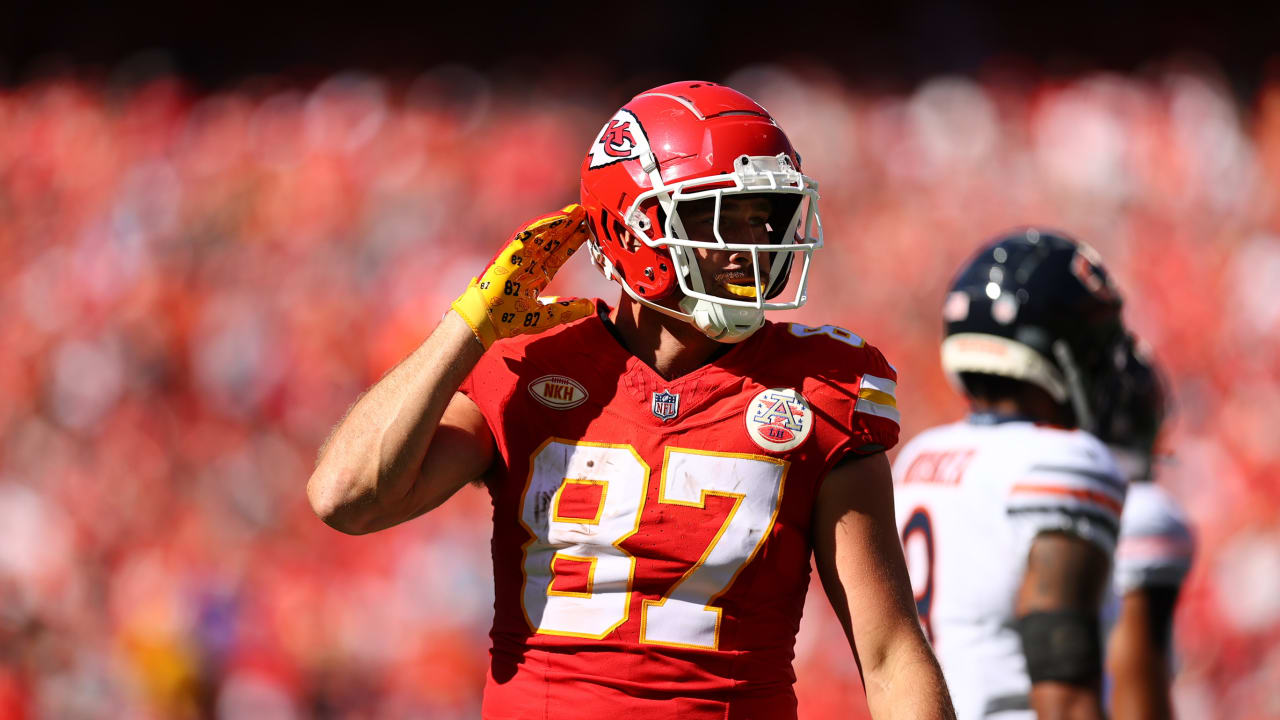 Kansas City Chiefs tight end Travis Kelce gains 24 yards on a pass from  quarterback Patrick Mahomes