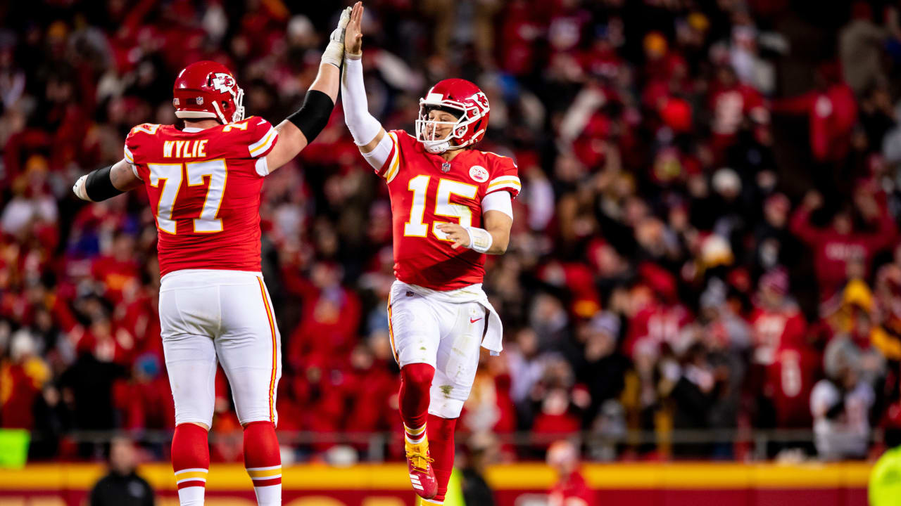 Kansas City Chiefs guard Andrew Wylie (77) lines up for the play