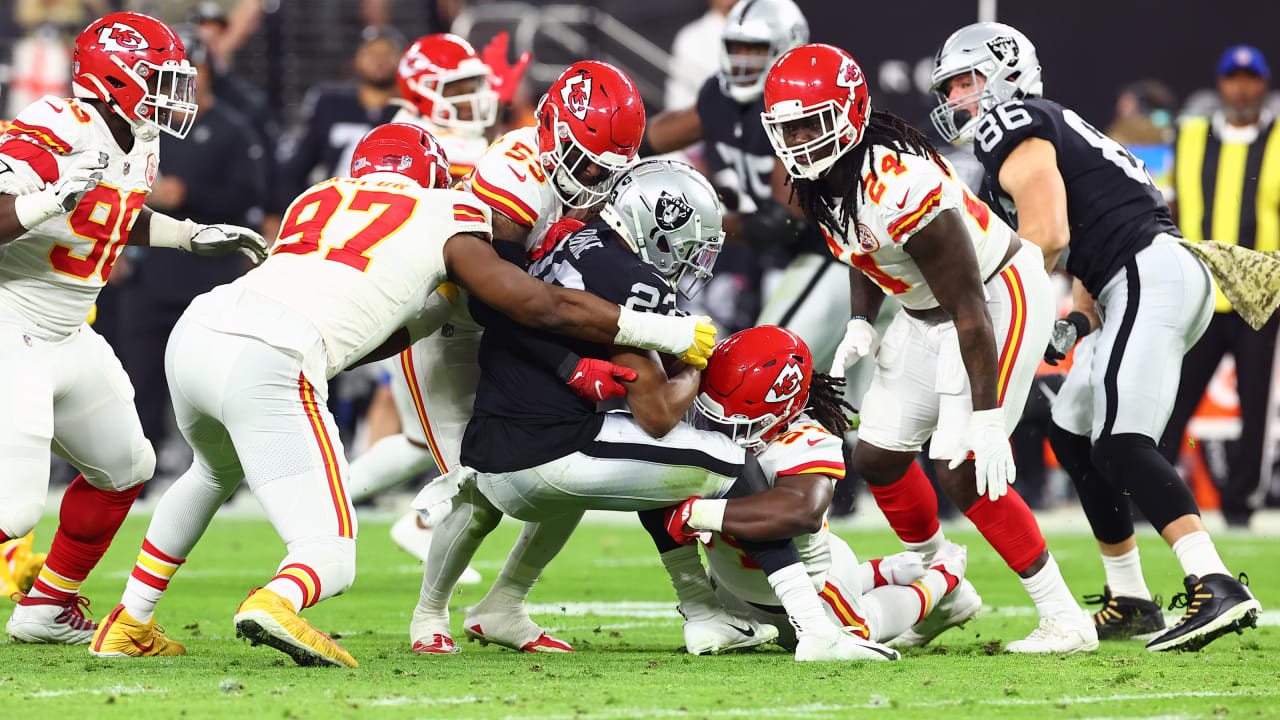 Mahomes' 5 TD passes lead Chiefs past Raiders 41-14