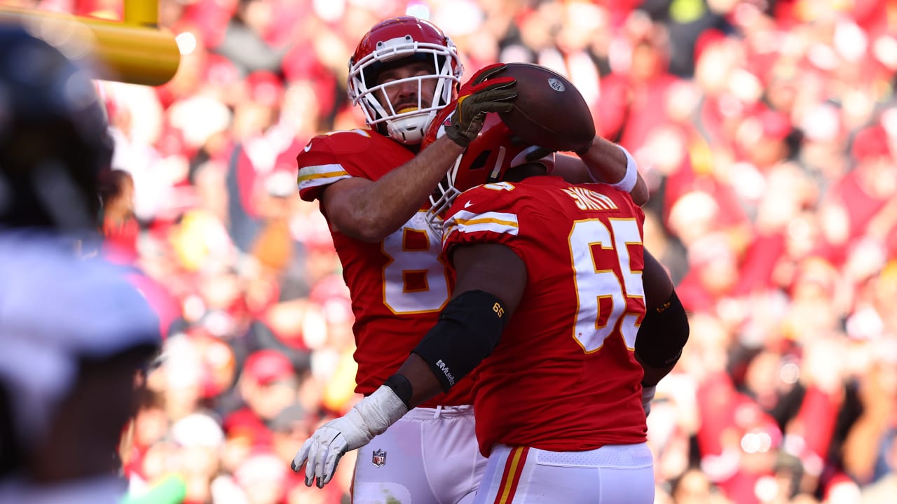 Mahomes throws 4 TD passes as Chiefs beat Jaguars 27-17