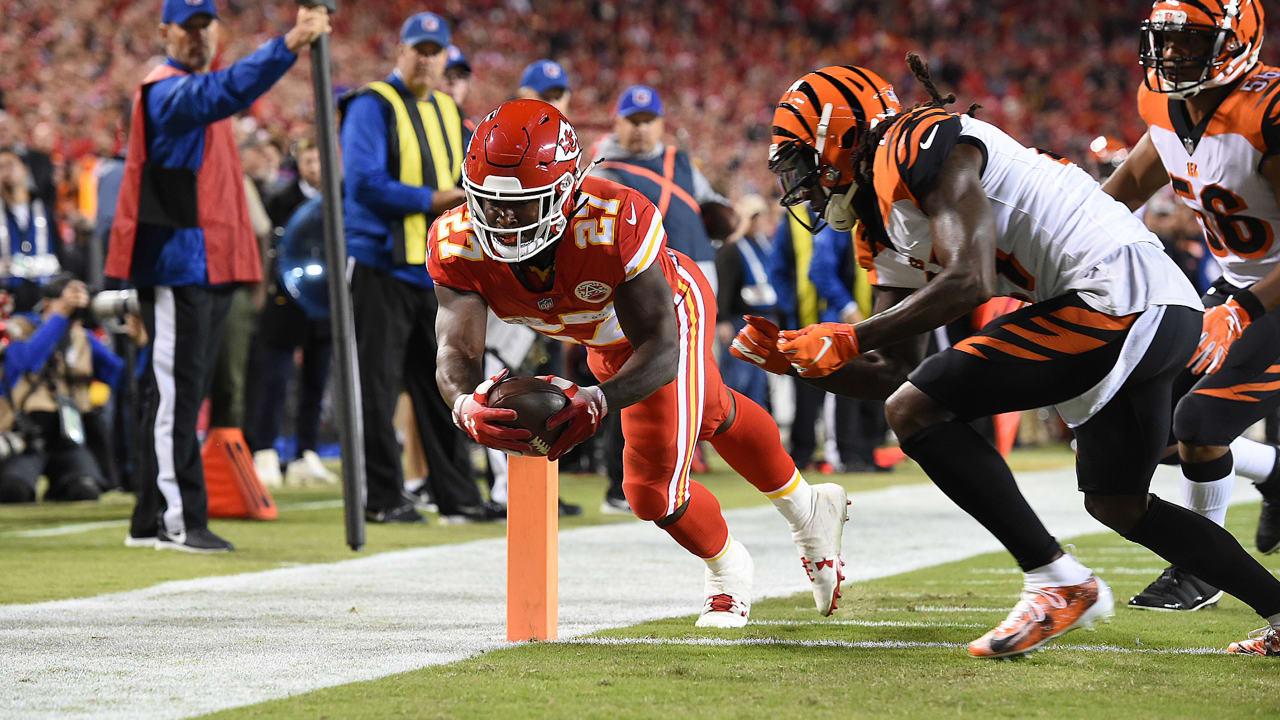 Chiefs Lead Bengals, 24-7, at Halftime