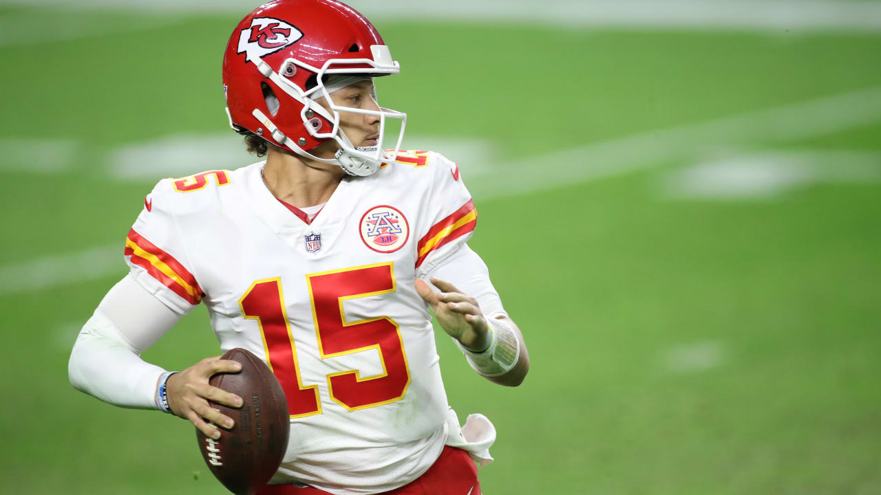 Mahomes hits Kelce in last minute, Chiefs edge Raiders 35-31