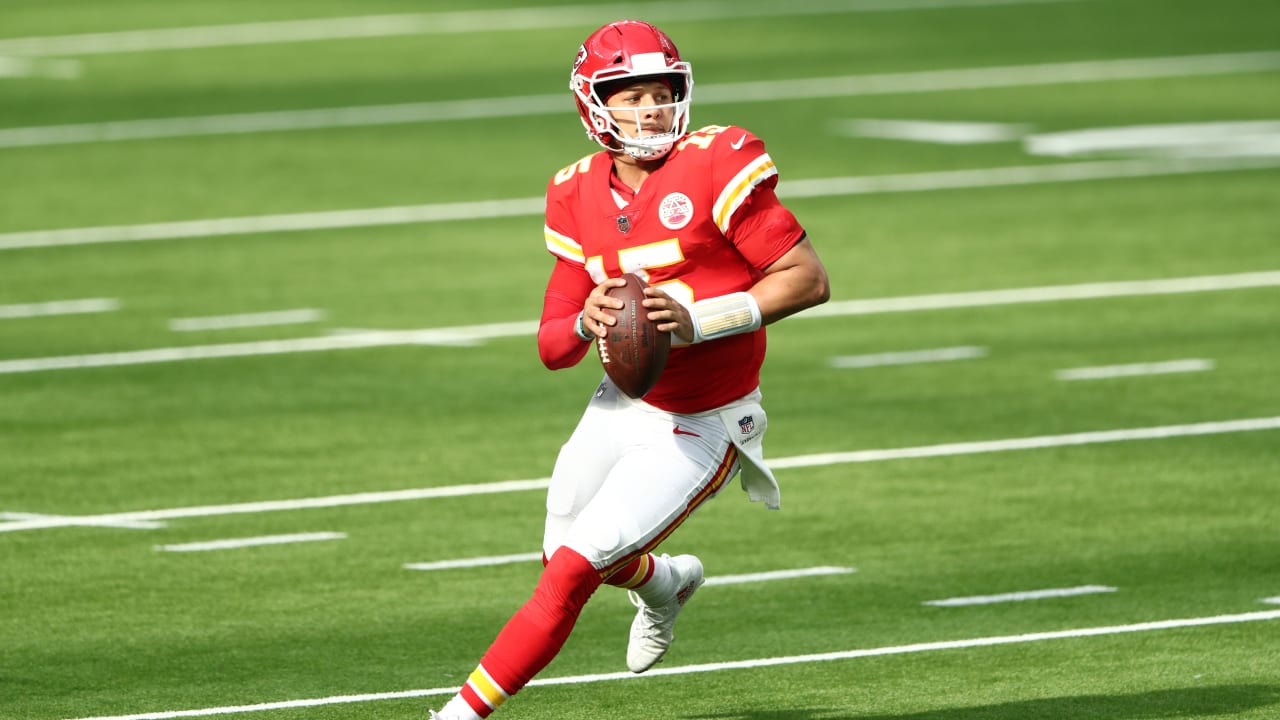 Tyreek Hill Sends Message To Patrick Mahomes While Watching Chiefs vs.  Chargers 