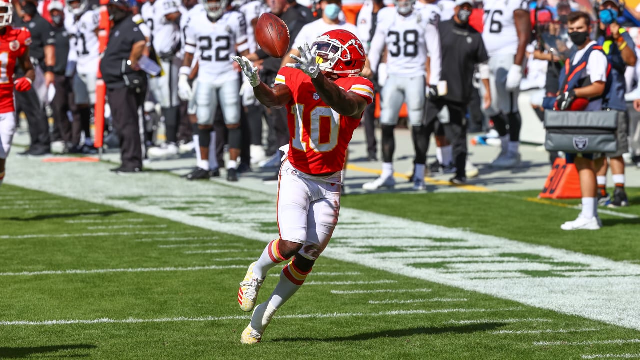 Tyreek Hill with a Spectacular Over-the-Shoulder Catch to Pick Up 37 Yards