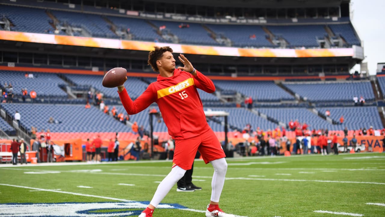 Patrick Mahomes Goes DEEP in Pregame Warmups