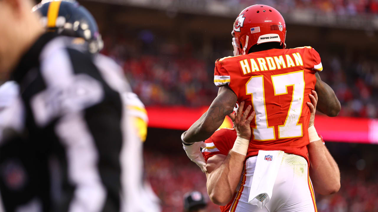 Kansas City Chiefs wide receiver Mecole Hardman (17) hauls in a catch  during an NFL football