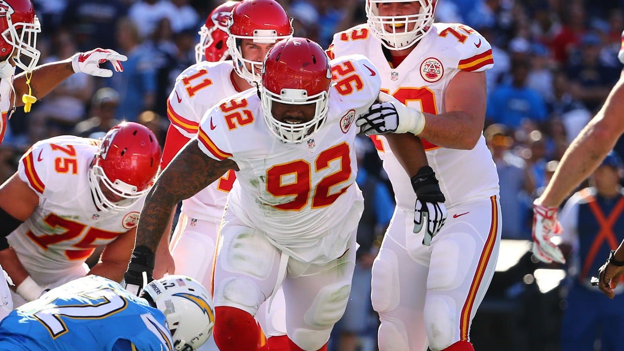 346-Pound Dontari Poe Throws Touchdown Pass (Video)