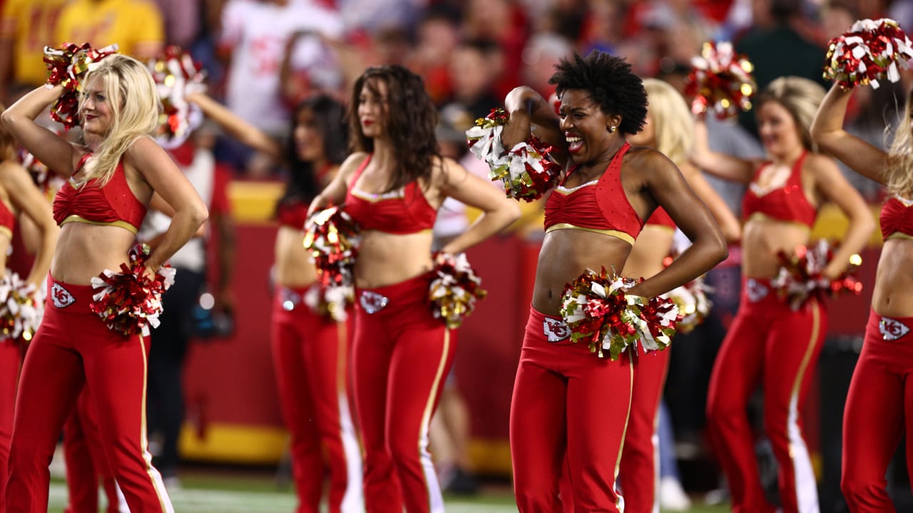 Photo: San Francisco 49ers cheerleaders perform at the game