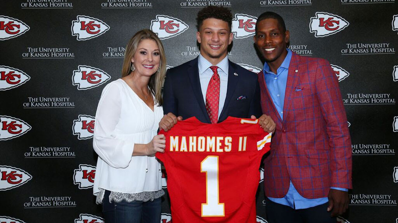 Patrick Mahomes' father wants his son to also play in the MLB