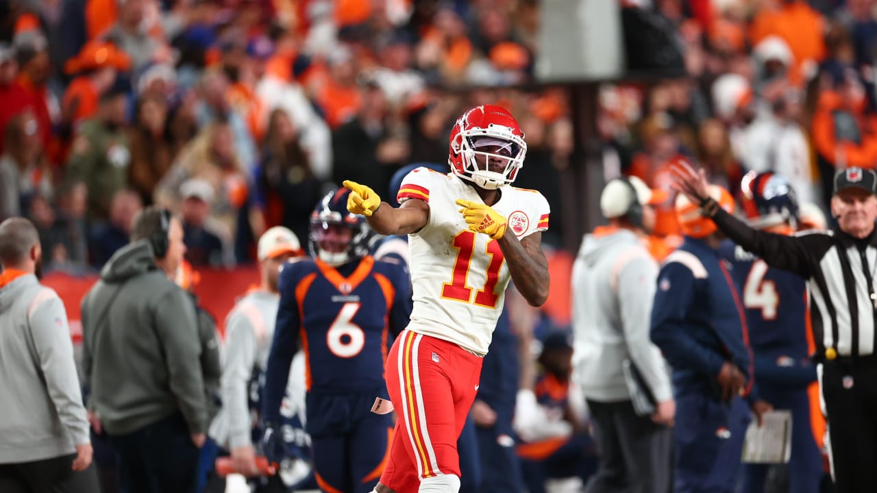 Kansas City Chiefs quarterback Patrick Mahomes finds wide receiver Marquez  Valdes-Scantling wide-open for 38-yard gain