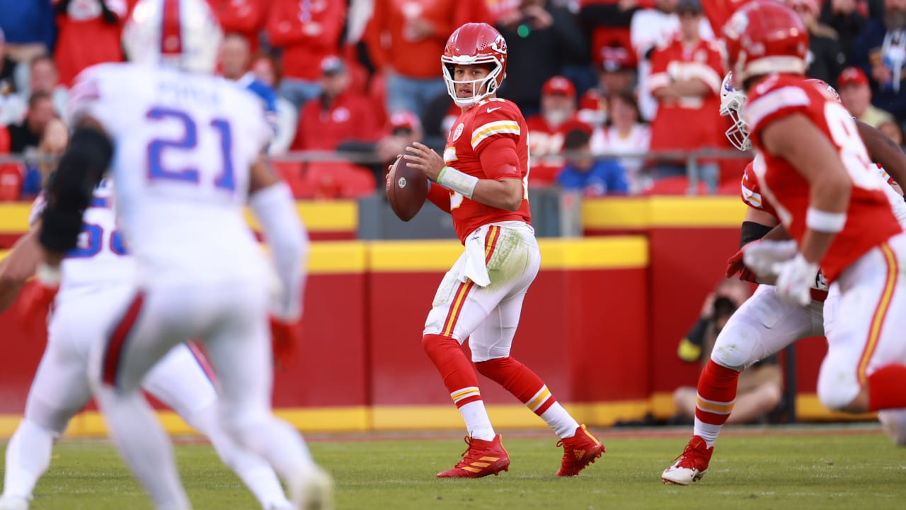 Video: Patrick Mahomes Throws Behind-the-Back Pass to Skyy Moore