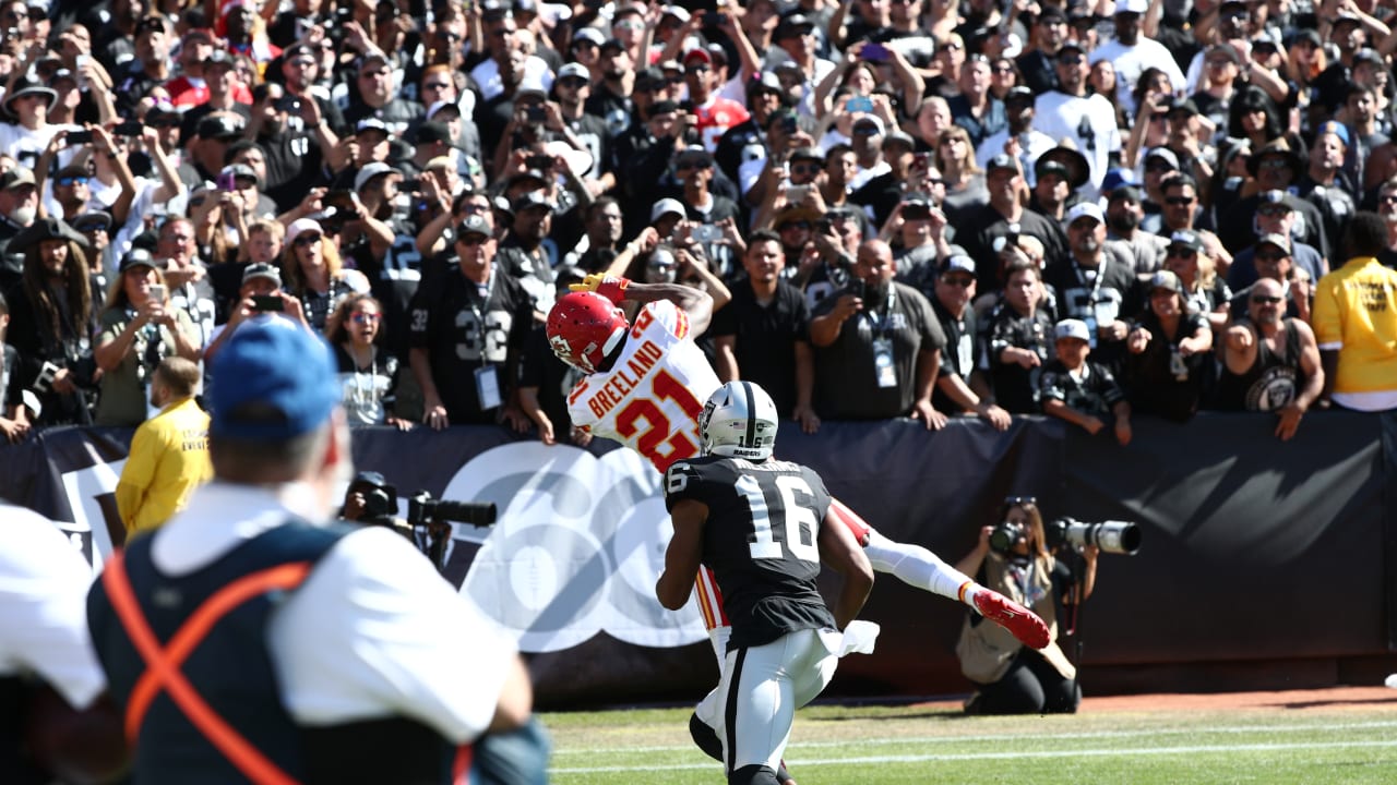 Mahomes' 4 TDs in 2nd quarter lead Chiefs past Raiders 28-10