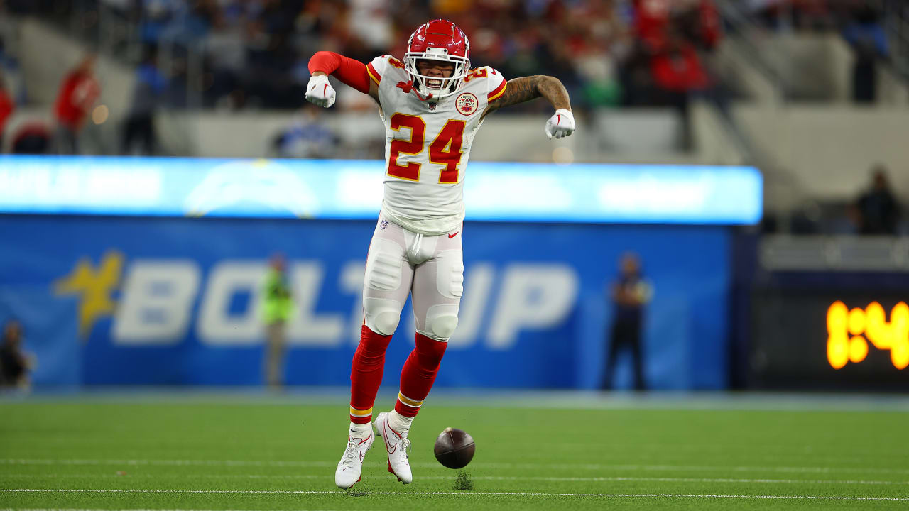 Kansas City Chiefs' Skyy Moore (24) flexes before their NFL football game  against the Arizona Cardinals