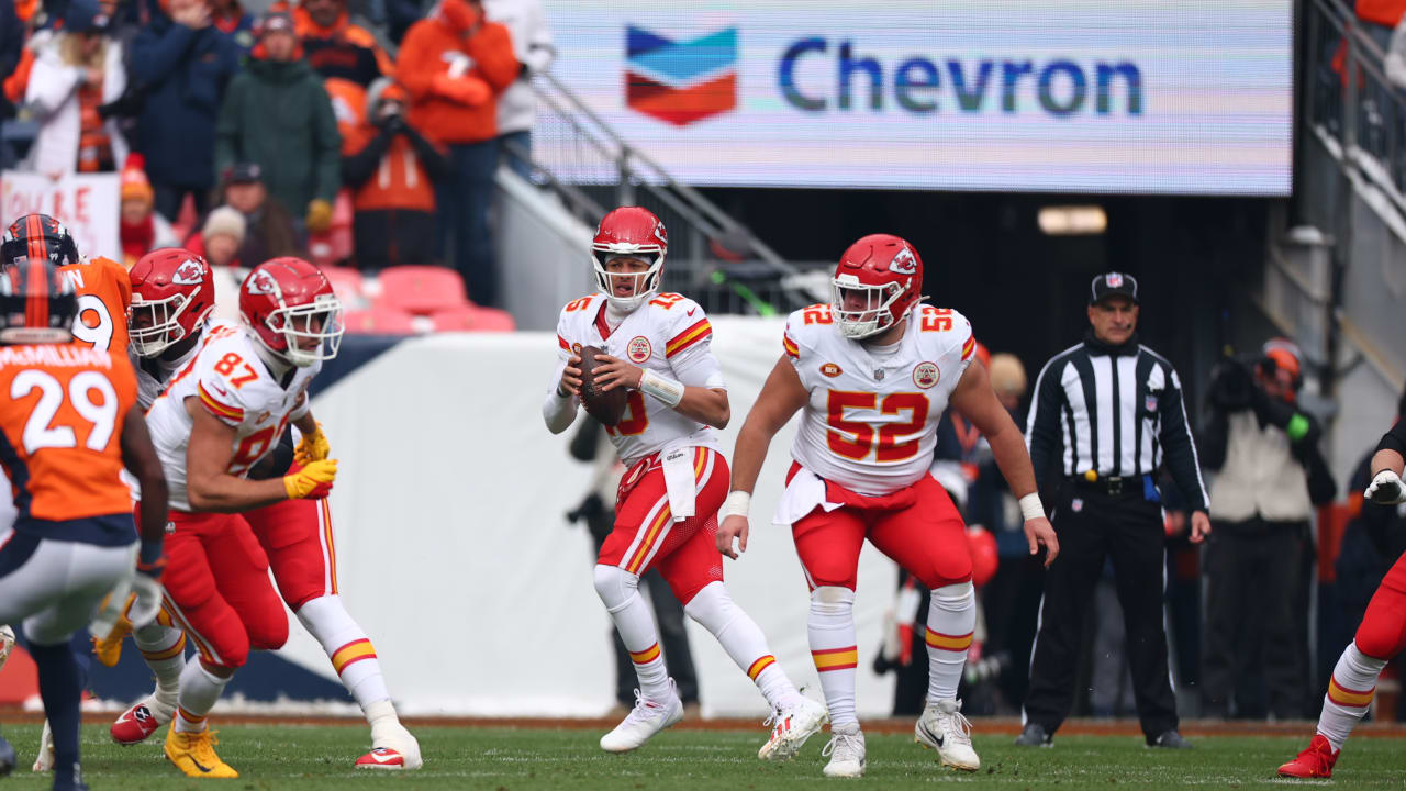 Kansas City Chiefs quarterback Patrick Mahomes completes 27yard pass