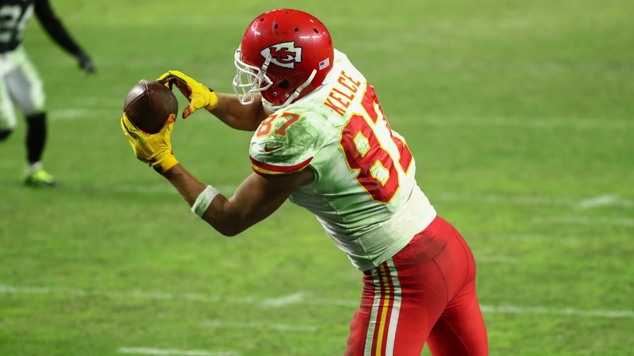 Travis Kelce hauls in four touchdowns in Chiefs' win over Raiders