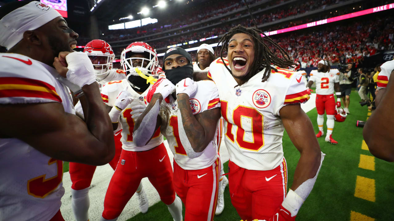 Houston, USA. 18th Dec, 2022. Kansas City Chiefs TRAVIS KELSEY (87) makes a  reception in the first half during the game between the Kansas City Chiefs  and the Houston Texans in Houston