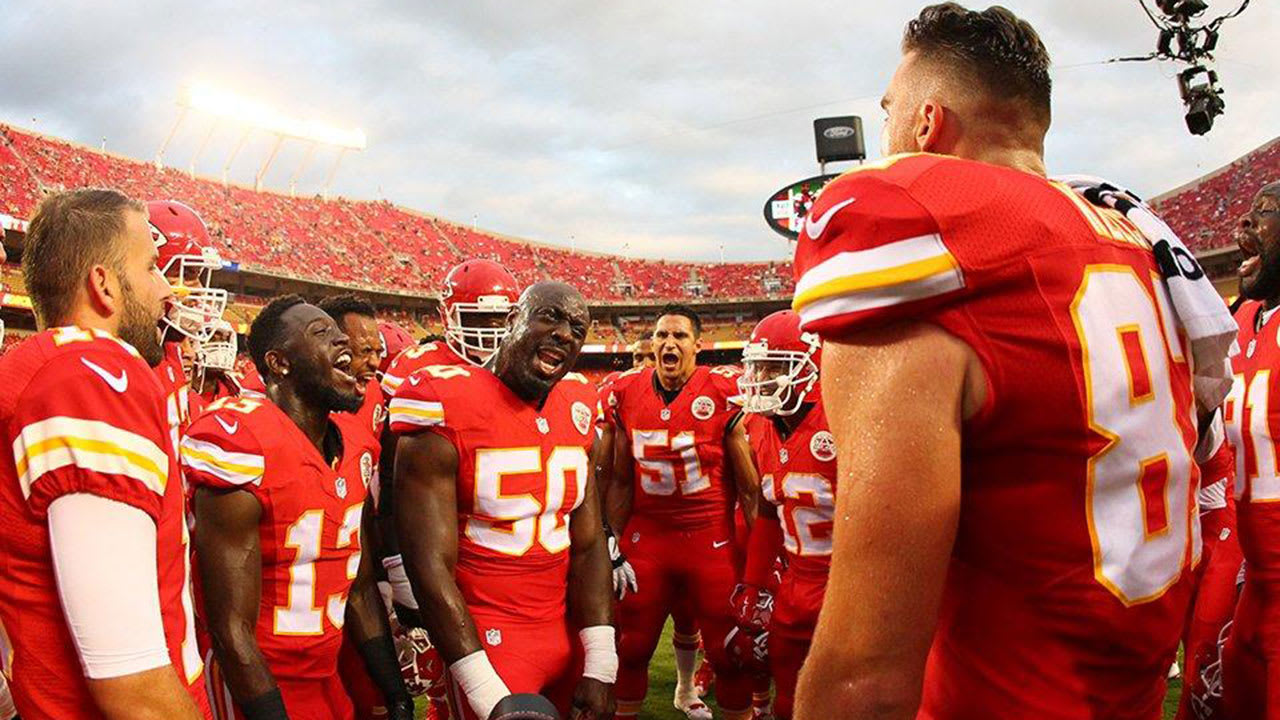 Bills LB Von Miller honoring Chiefs HOF LB Derrick Thomas in Week 6