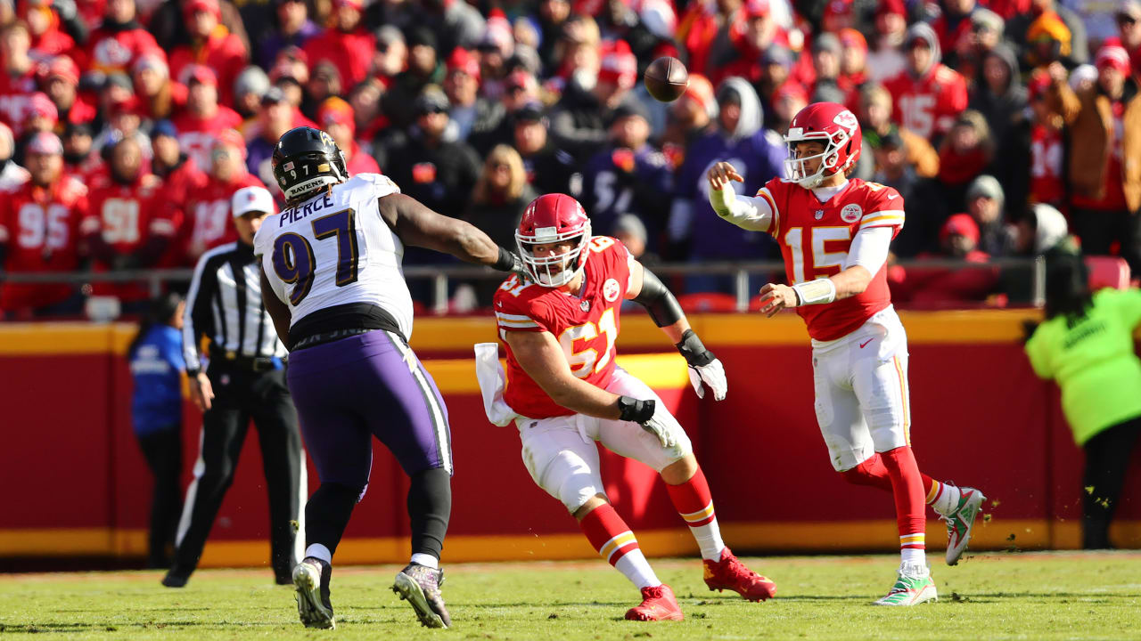 Patrick Mahomes throws TD pass of the season, a no-look toss in