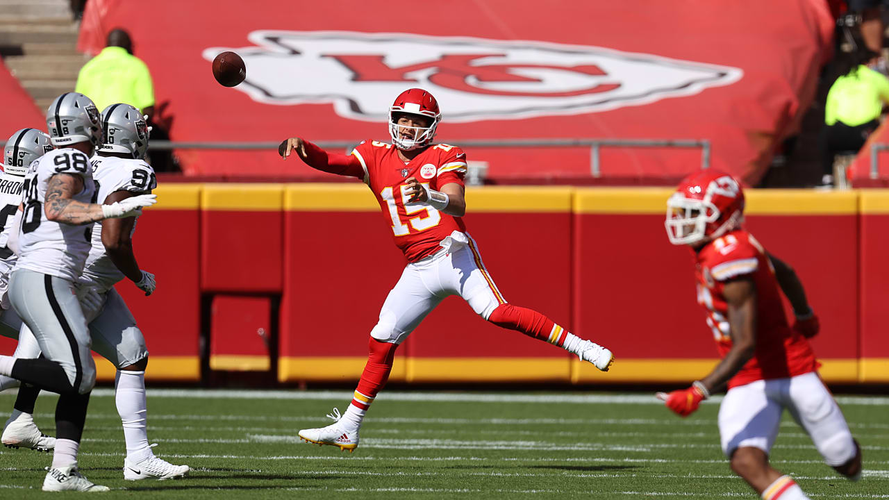 Photos: Game Action from Week 5 | Chiefs vs. Raiders