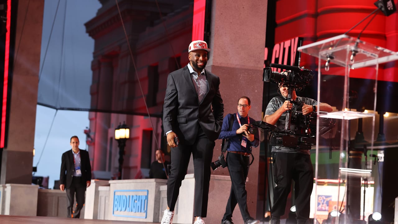 Eric Stonestreet reminds all at NFL Draft the Chiefs are champs