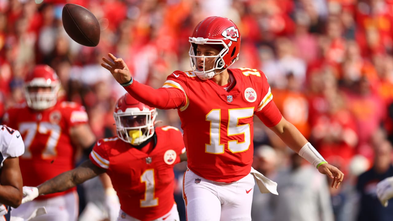 Chiefs: Patrick Mahomes throws football to upper deck after TD (Video)