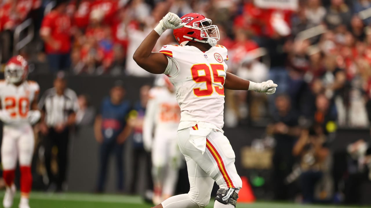 KC Chiefs lock up top seed with dominant win over Raiders