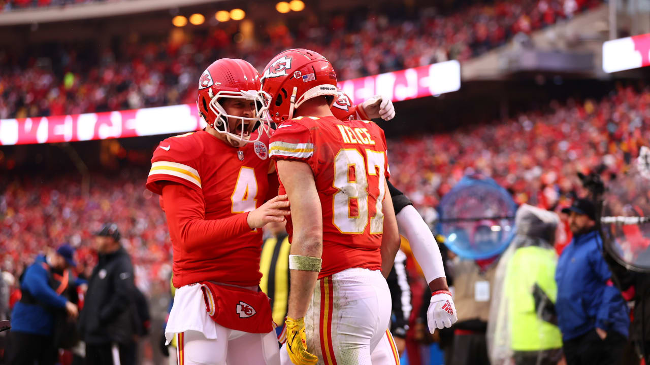 TOUCHDOWN: Travis Kelce Catches His Second TD of the Game on Chad Henne's  Scoring Toss