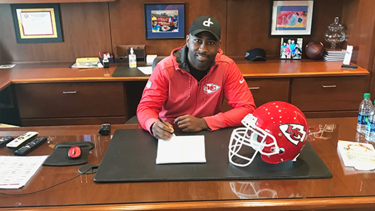 Chiefs Sign Darrelle Revis